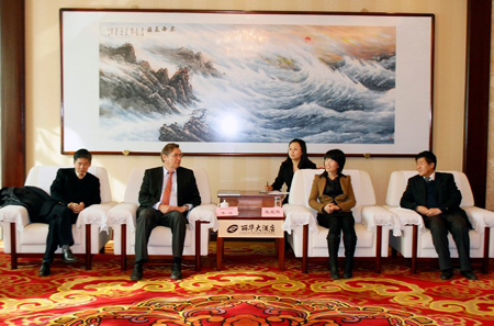 太原市副市长王爱琴（左三）、德国维嘉国际有限公司董事长兼创始人韦汉（左二）、 英特立国际融资有限公司行政兼创始人总裁许文昌（左一）、太原高新区管委会主任兼晋源区区委书记赵伟东（右一）等领导座谈