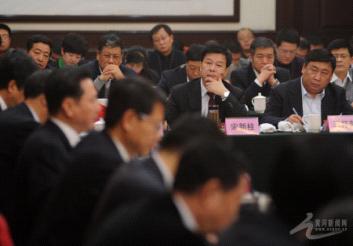 代表们认真倾听李小鹏代表的发言